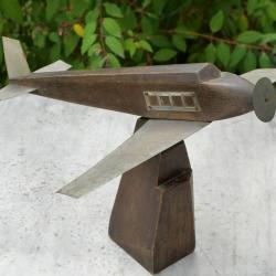 Avion aluminium sur socle bois réalisé par un prisonnier de guerre en 1944 1945 COU25AVI001