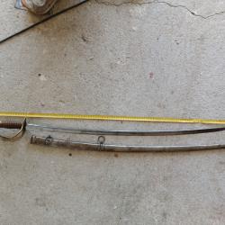 Sabre ancien a identifier  avec son fourreau.
