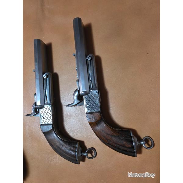 JOLIE PAIRE DE PISTOLETS  BROCHE EN PARFAIT TAT DE CONSERVATION