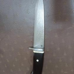 Superbe couteau forgé par JP Sire  en Damas barreaux , Manche phacochère ébène du Gabon
