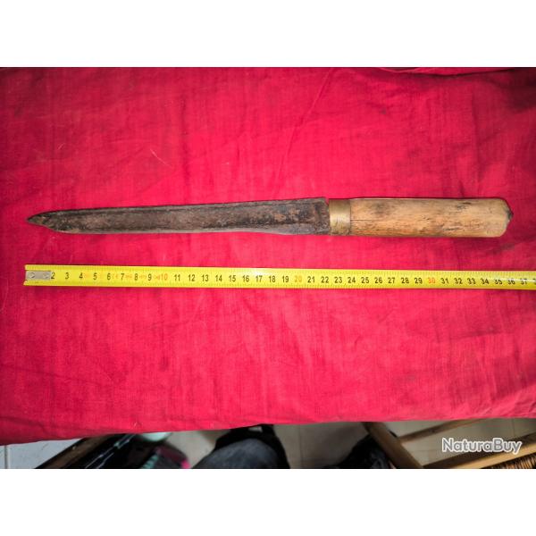 Poignard de tranche artisanal ww1 1914 1918  base d'un sabre. 35,5 cm de long dont 23 cm de lame