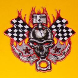 TISSU PATCH : TETE DE MORT SUR DRAPEAUX A DAMIER  , DIAMETRE 9 CM , BON ETAT VOIR PHOTOS . POUR TOU
