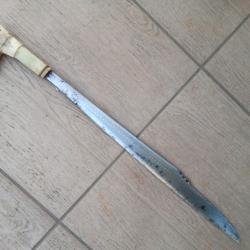 DAGUE  ,  SABRE  DAYAK -  MANDAU .   19eme  Siecle  .  LAME  RICHE EN  INSERTS  LAITON  .