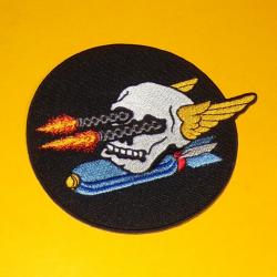 TISSU PATCH : INSIGNE ESCADRILLE DE BOMBARDEMENT AVEC TETE DE MORT ET MITAILLEUSE , DIAMETRE 9 CM ,