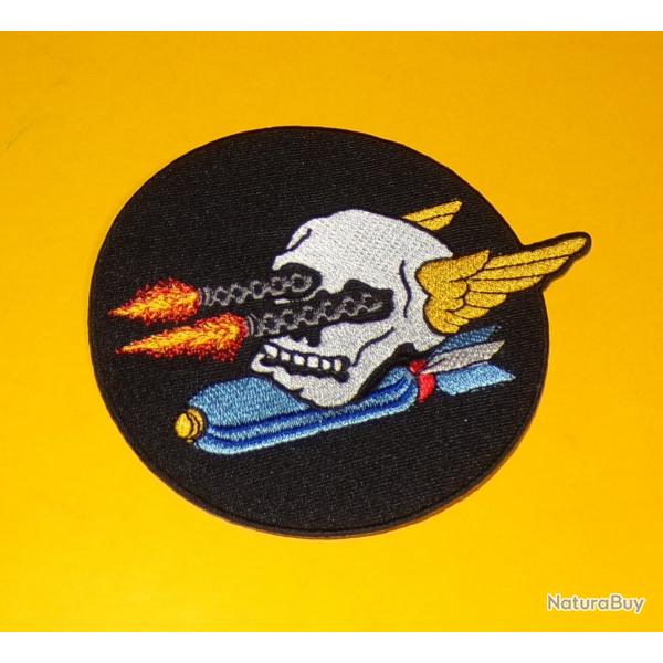 TISSU PATCH : INSIGNE ESCADRILLE DE BOMBARDEMENT AVEC TETE DE MORT ET MITAILLEUSE , DIAMETRE9CM ,