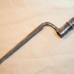 Baïonnette courte à douille d'officier courbée époque XVIII ième siècle ref AND19DOU001