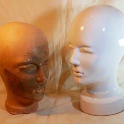 PETIT PRIX Lot 2 têtes faïence blanche - pour présenter des coiffures militaires en l'état