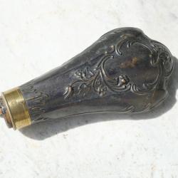ANCIENNE Poire à poudre en bronze patinée fendue et tube verseur manquant XIX ref  LAN25POU001
