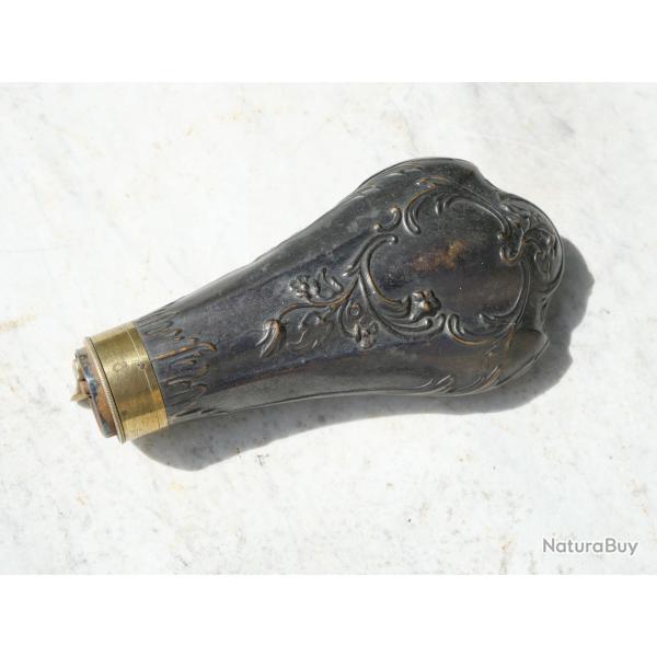 ANCIENNE Poire  poudre en bronze patine fendue et tube verseur manquant XIX ref  LAN25POU001