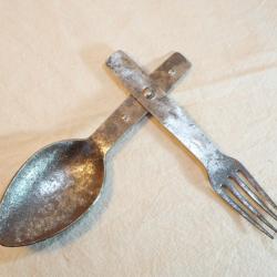 couvert  fer double pliant daté 1942 - REF LES23COU001