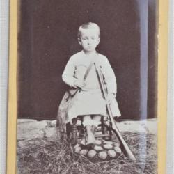 photo argentique format CDV - enfant avec carabine scolaire Chassepot - XIXième