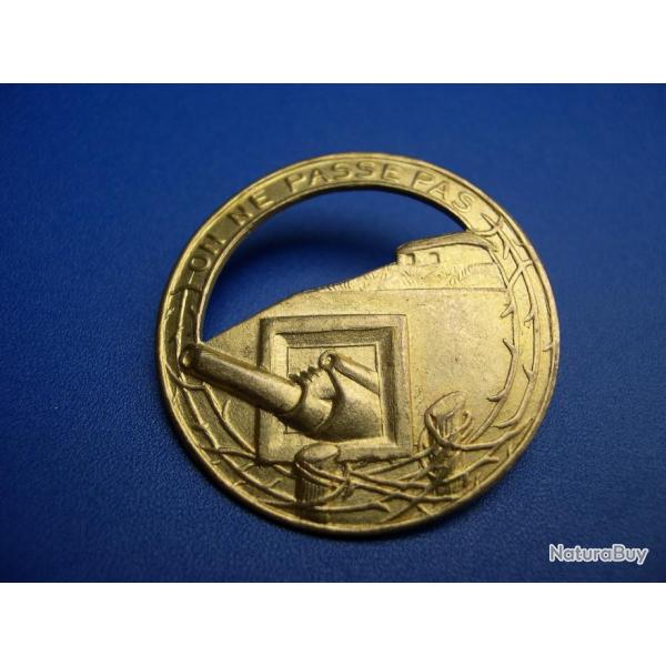 INSIGNE D'OFFICIER DORE , LIGNE MAGINOT "ON NE PASSE PAS" , FRANCE ww1