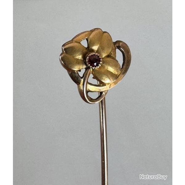Epingle  cravate en or massif 18 carats - Dbut XXme - Broche - spinelle