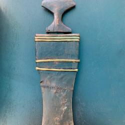 BEAU COUTEAU AFRICAIN LOBALA, XIX°, NORD OUEST DU CONGO, LAME EN FER FORGE DECORE