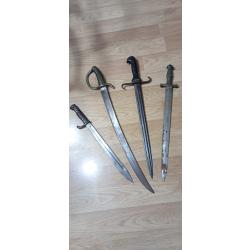 Lot d'armes blanches à compléter et restaurer.
