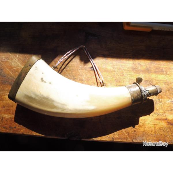poire a poudre noire en corne 20cm
