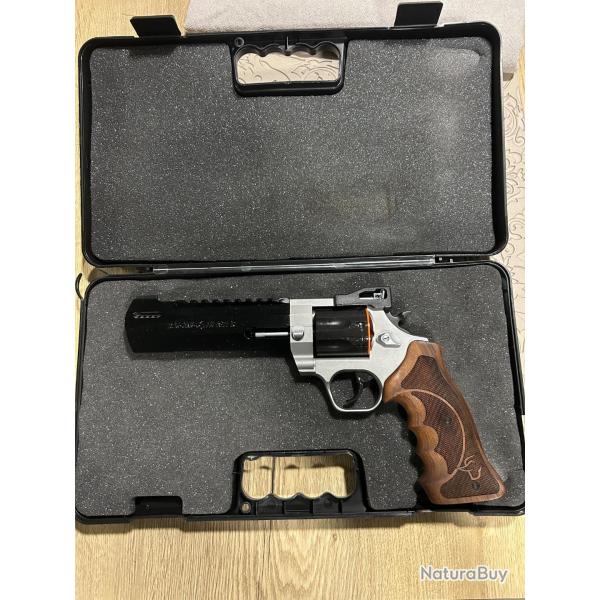 Trs beau taurus racine Hunter 357 magnum.Comme neuf tir 30 balles.