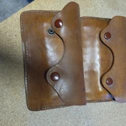 Lot de deux cartouchieres en cuir pour cartouches de grande chasse