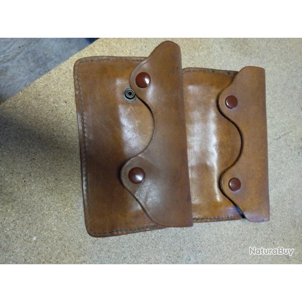 Lot de deux cartouchieres en cuir pour cartouches de grande chasse