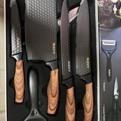 Vend set de 4 couteau avec ciseau et éplucheurs