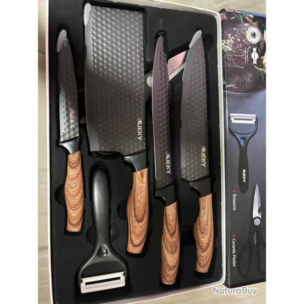 Vend set de 4 couteau avec ciseau et plucheurs