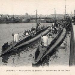 CPA -MARINE DE GUERRE - Sous-Marin au Bassin - submarines in the Dark N&deg;1127