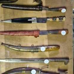 lots couteaux poignards...dagues....