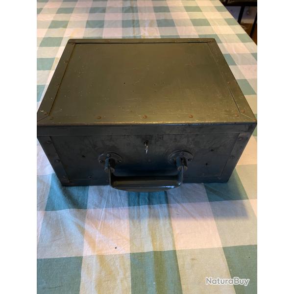 Ancien coffre militaire kaki