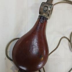 Belle poire à plomb en cuir dur, faite par Boche à Paris, XIX siècle.