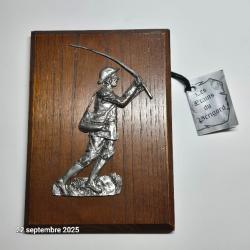 Ecusson, cadre en bois avec pêcheur à la ligne en étain, made in France , trophée