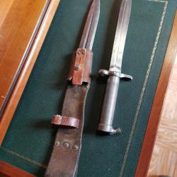 Baïonnette mauser suédoise 1896 avec fourreau et gousset cuir parfait état.