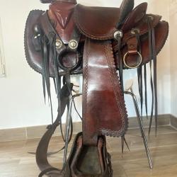 Selle mexicaine avec collier de chasse et tapis