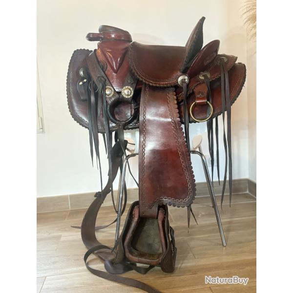 Selle mexicaine avec collier de chasse et tapis