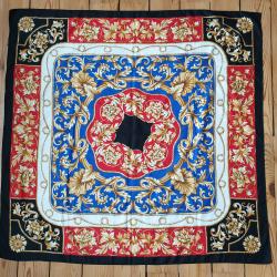 Foulard carré rouge bleu et noir 89 X 89 très bon état