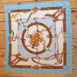 Foulard carré 72 X 75 très bon état motifs équitation et cheval
