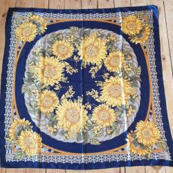 Foulard carré 95 X 95 motifs tournesols très bon état