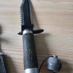 Couteau STAINLESS STEEL Taiwan avec pichette la lame fait 22 cm