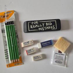 Lot de gommes techniques et set de 5 crayons graphites de duret&eacute; diff&eacute;rentes