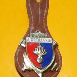 Ecole d'Artillerie, sans "S", émail, dos guilloché losangé , écu rouge bleu à une grenade D'ARTILLER