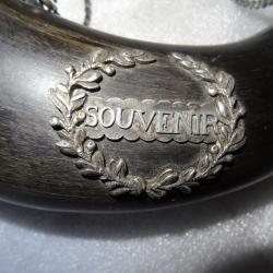 PP1-  exceptionnelle  poire a poudre offerte en cadeau souvenir en 1821 attribuée a Mr de ,,,,,,,,,,