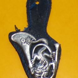 2° Groupe de Chasseurs, guilloché, H121 en haut , cor ovale avec dragon sortant à droite pavillon à