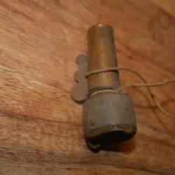 Embout de poire à poudre avec bouchon doseur relié par une ficelle