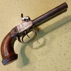 Magnifique pistolet de voyage à percussion double canons damas.