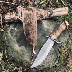 couteau bowie trappeur d'artisan / bois de cerf / lame acier carbone 1095 / fourrure de raton laveur