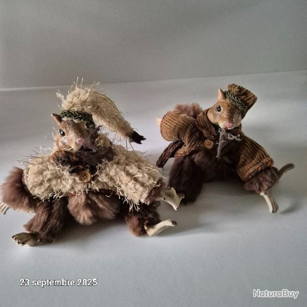 Petits écureuils habillés en brun velours, poil doux, soyeux, et chic, Les jambes sont mobiles