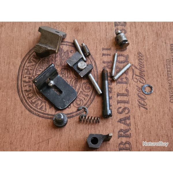 Lot de pices du pistolet Unique DES 69 22lr