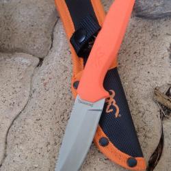 Couteau Browning Sharp-Ridge Skinner Lame Drop Point Acier 8Cr13MoV Manche Orange Étui Nylon