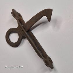 Ancien arrêt ou accroche volets anciens,  mais solide, avec un ressort à lame