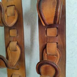 Paire de porte-fusils muraux en cuir vintage  105 cm, décor chasse