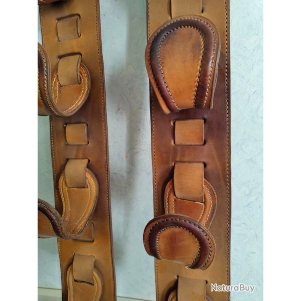 Paire de porte-fusils muraux en cuir vintage — 105 cm, décor chasse